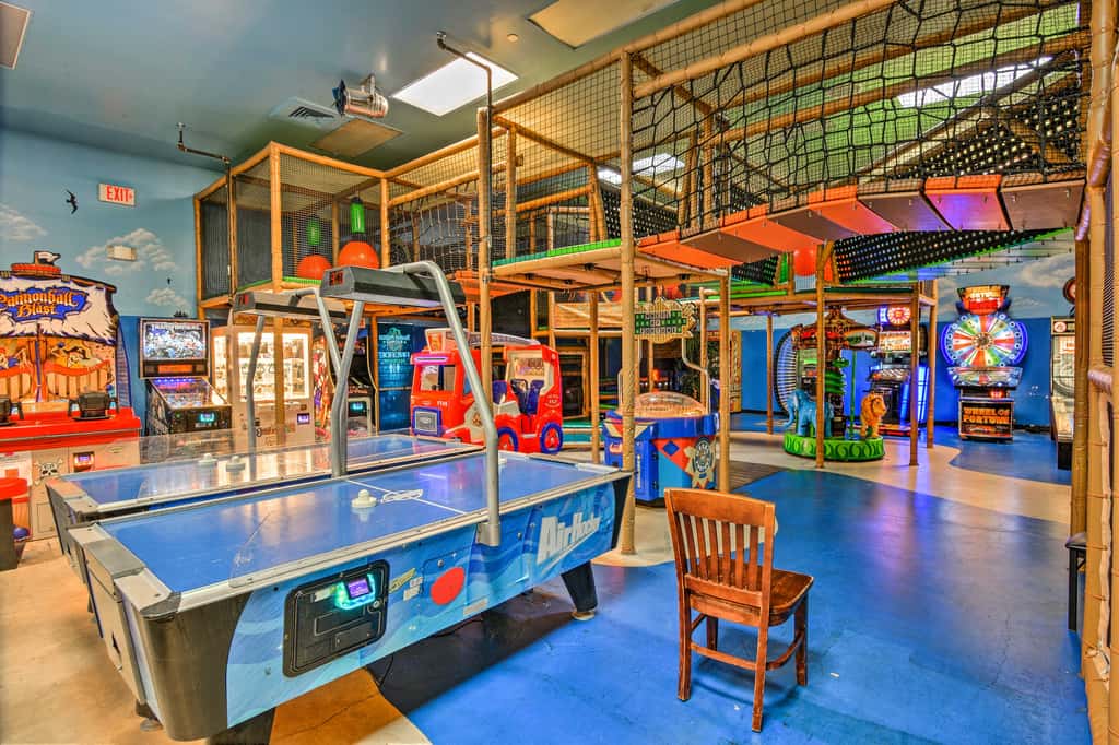 9 Mi to Disney: Sunny Resort Townhome w/ Patio!