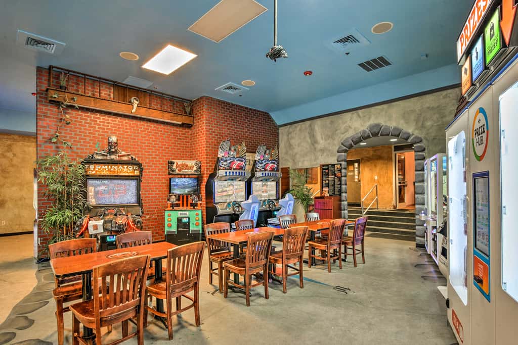 9 Mi to Disney: Sunny Resort Townhome w/ Patio!