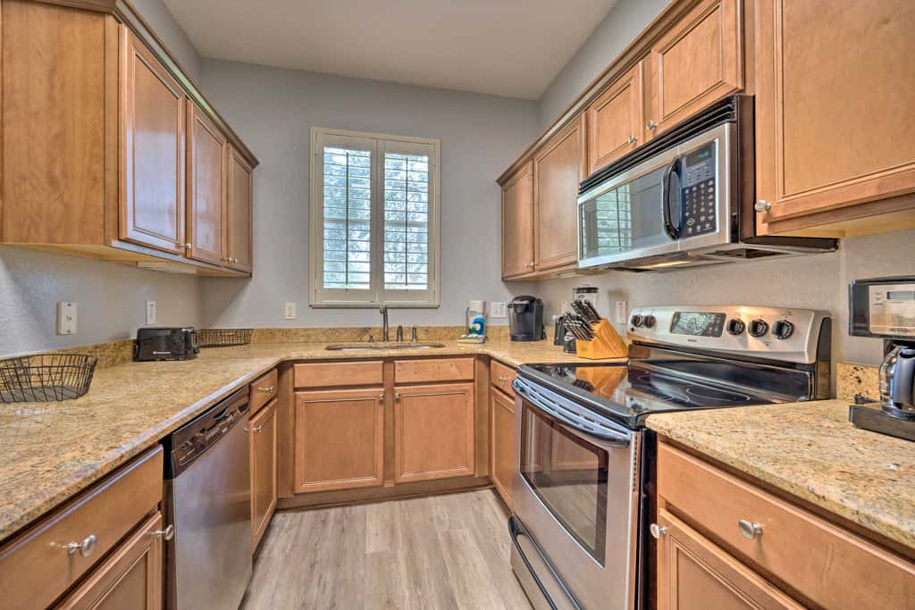 9 Mi to Disney: Sunny Resort Townhome w/ Patio!