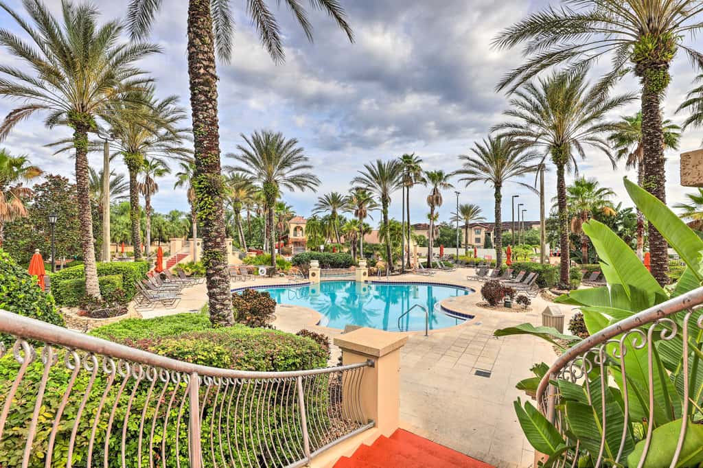 9 Mi to Disney: Sunny Resort Townhome w/ Patio!