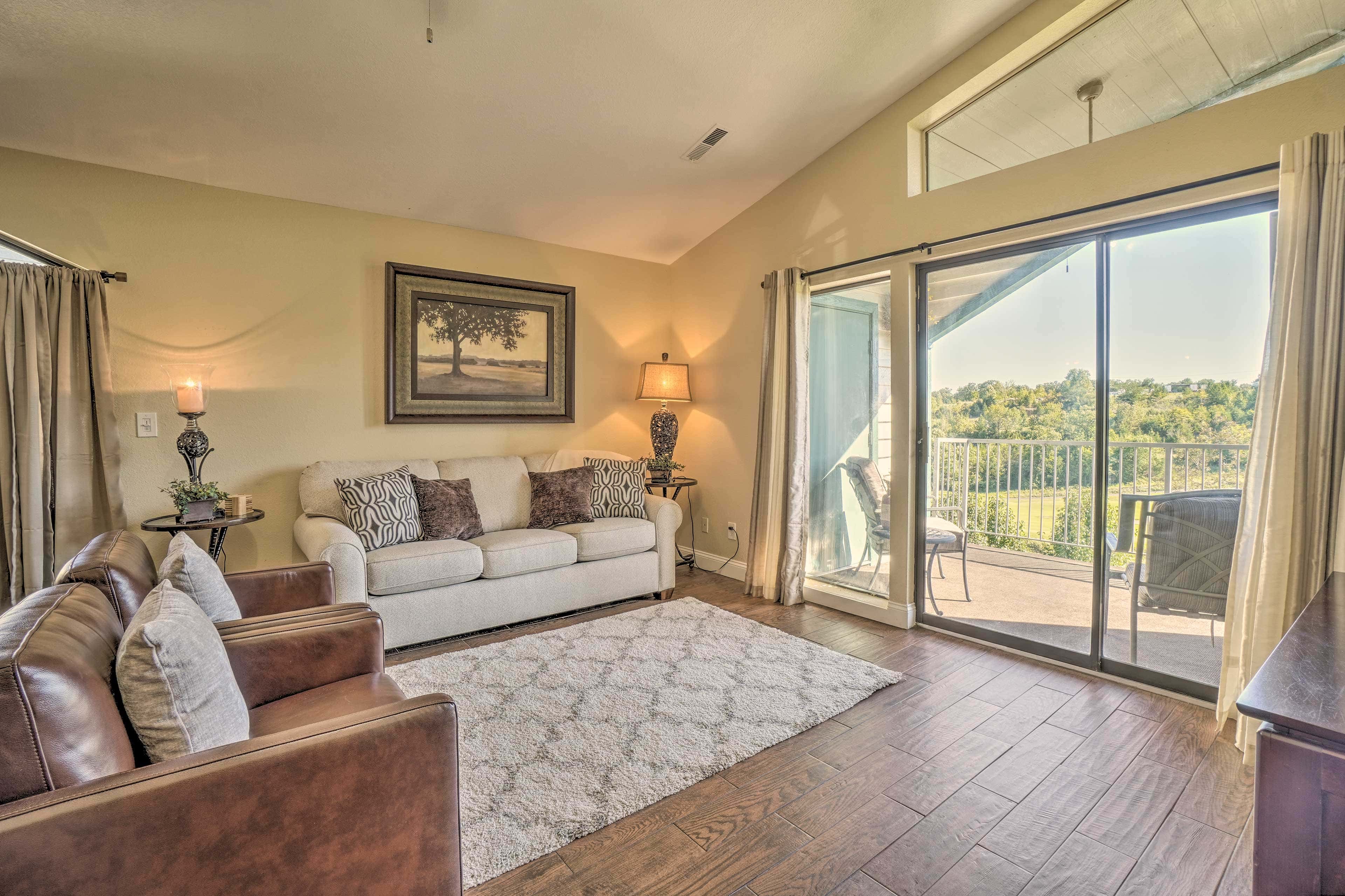 1 Block to Branson Strip: Cozy Golf-View Condo