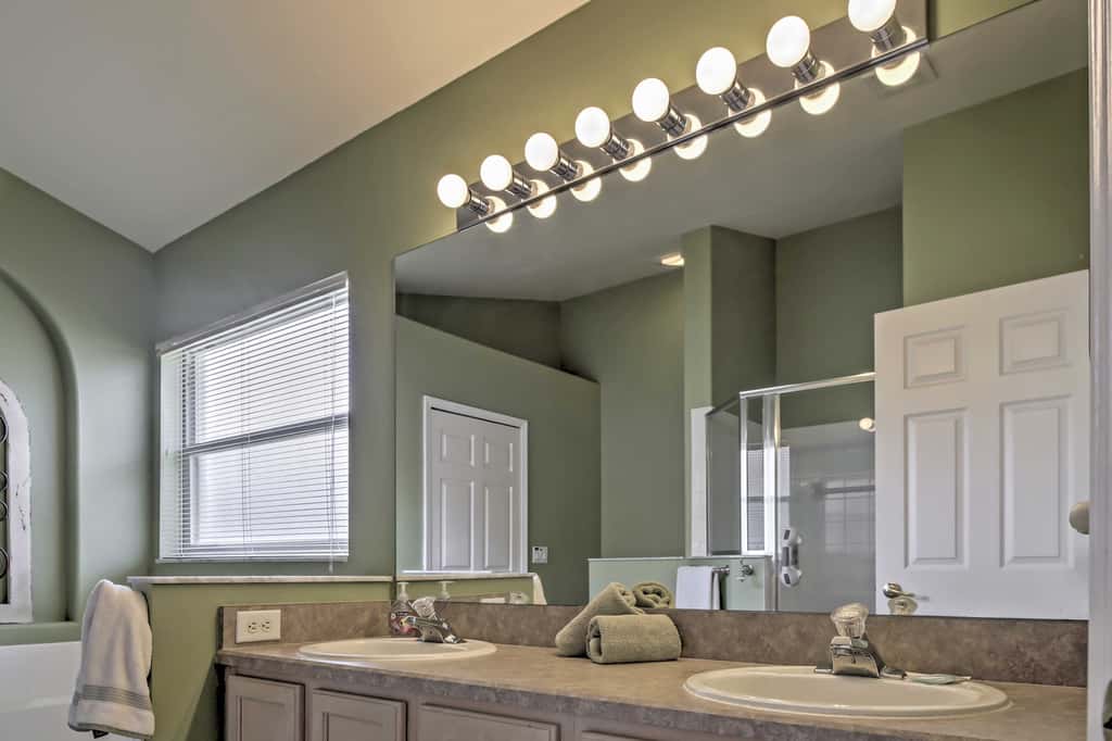 Beautiful Kissimmee Home - 5 Mi to Disney World!