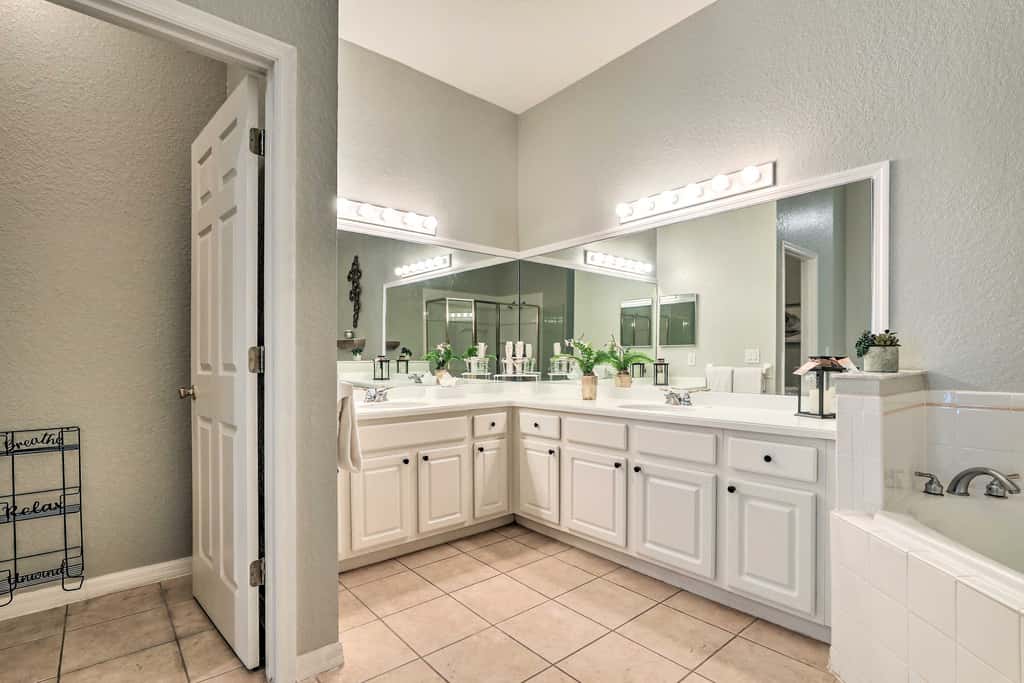 Bahama Bay Condo w/ Patios < 10 Mi to Disney!