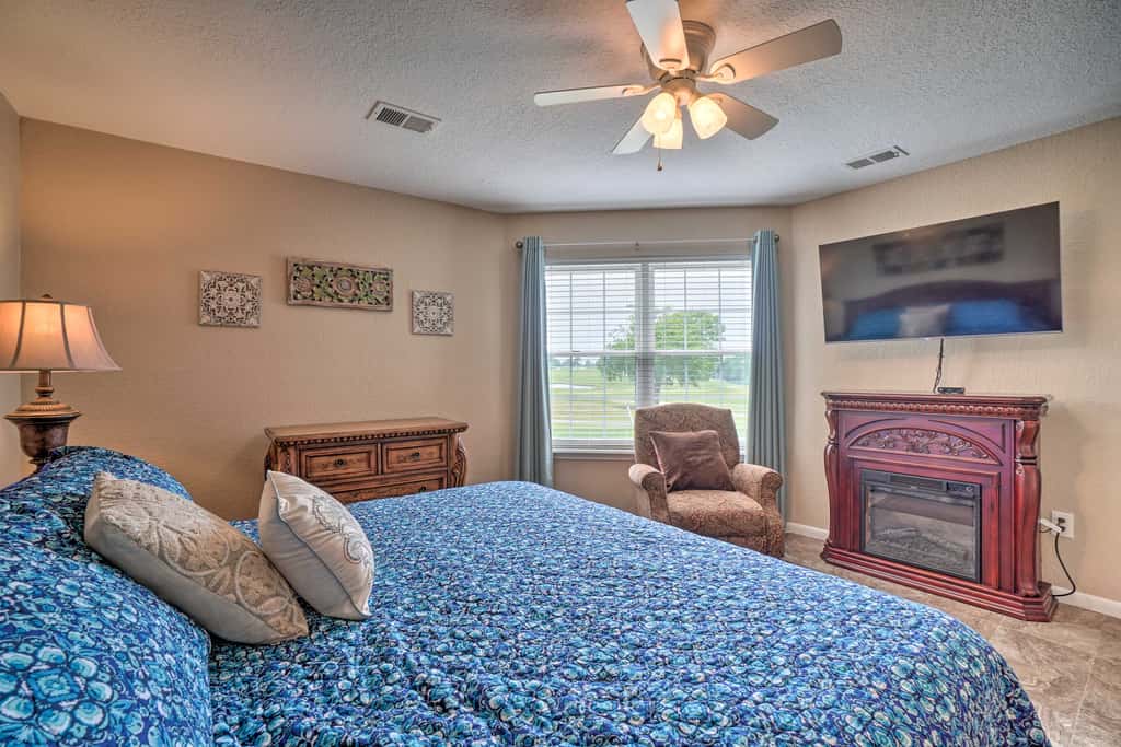 5 Mi to Holiday Shows! Resort Condo in Branson