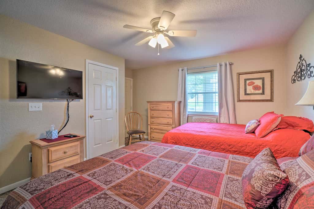 5 Mi to Holiday Shows! Resort Condo in Branson