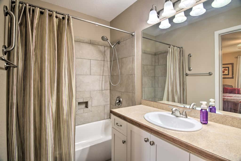 5 Mi to Holiday Shows! Resort Condo in Branson