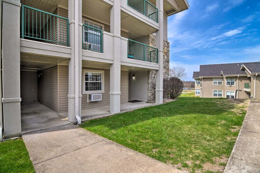 5 Mi to Holiday Shows! Resort Condo in Branson