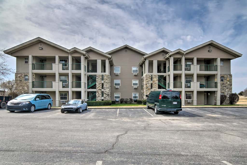 5 Mi to Holiday Shows! Resort Condo in Branson