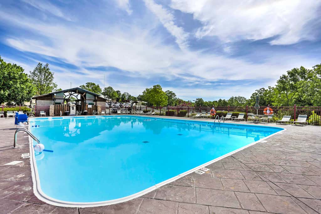 5 Mi to Holiday Shows! Resort Condo in Branson