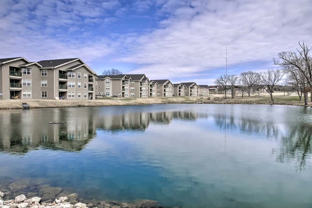 5 Mi to Holiday Shows! Resort Condo in Branson