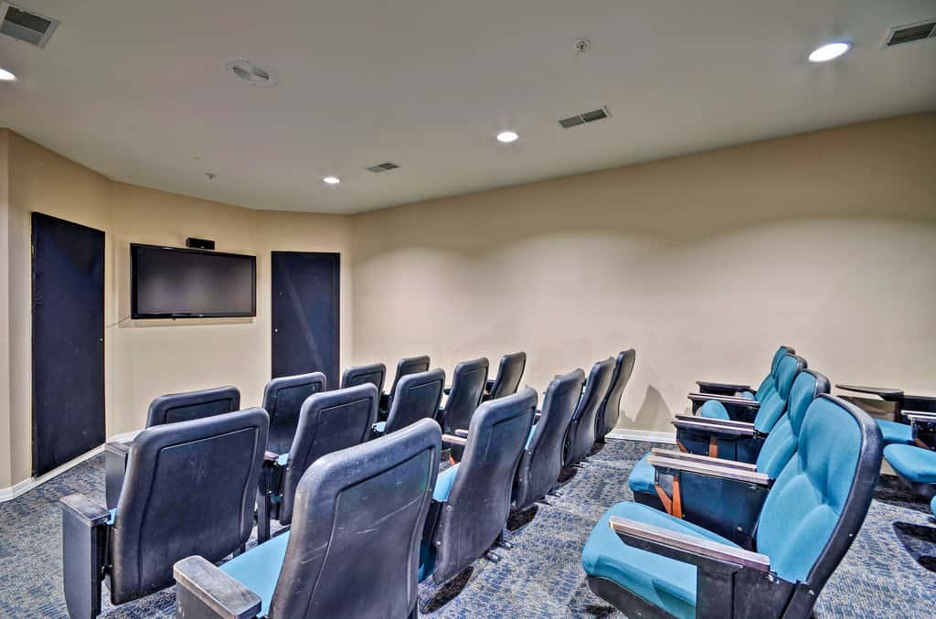 5 Mi to Holiday Shows! Resort Condo in Branson