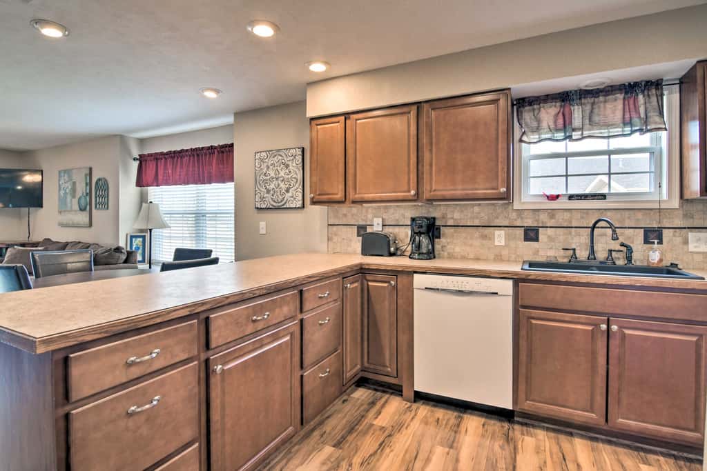 5 Mi to Holiday Shows! Resort Condo in Branson