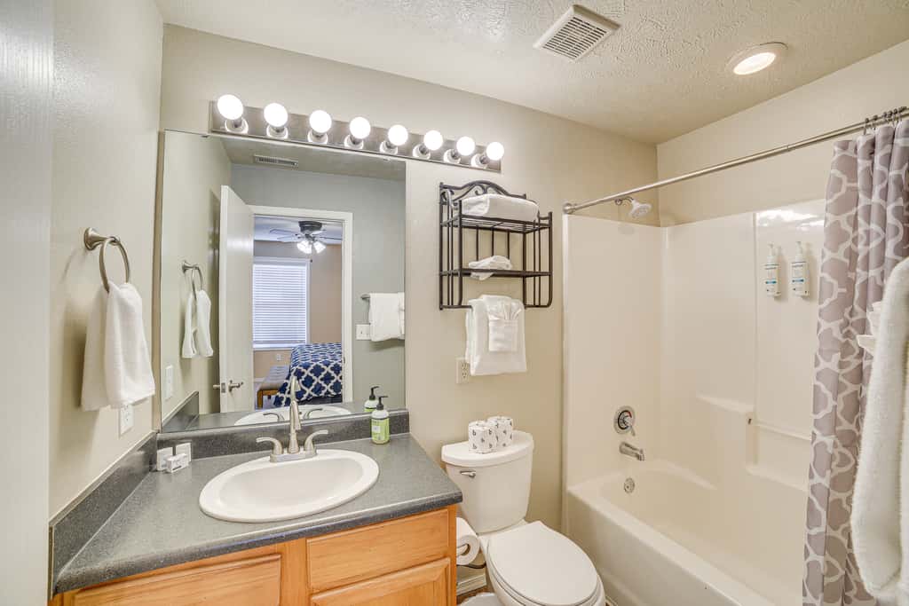 5 Mi to Silver Dollar City: Condo w/ Pool Access