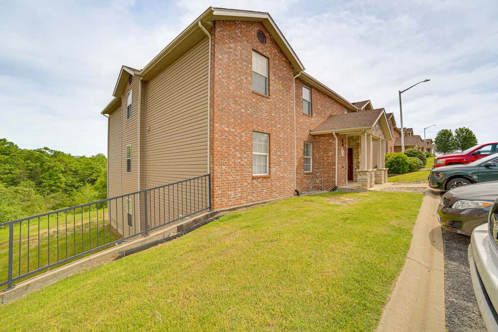 5 Mi to Silver Dollar City: Condo w/ Pool Access