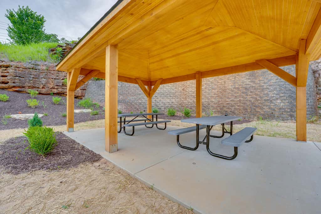 5 Mi to Silver Dollar City: Condo w/ Pool Access