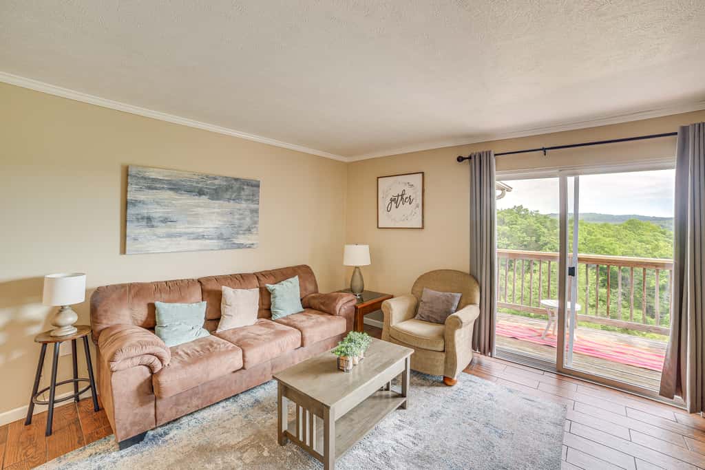 5 Mi to Silver Dollar City: Condo w/ Pool Access