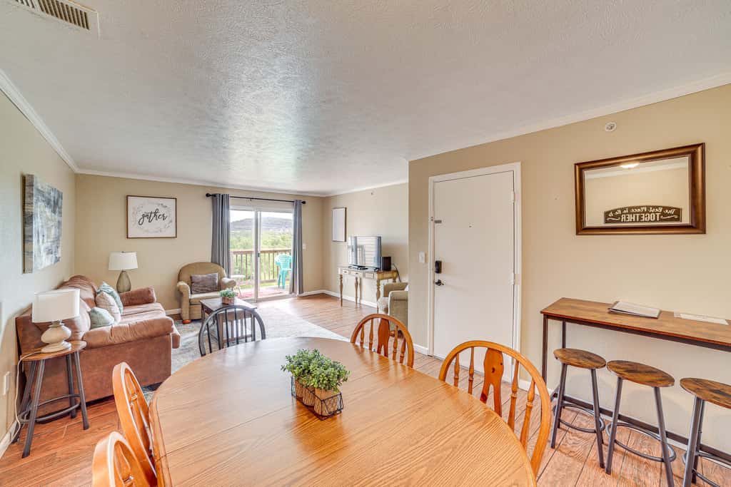 5 Mi to Silver Dollar City: Condo w/ Pool Access