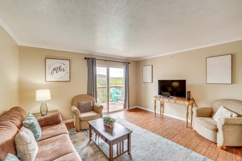 5 Mi to Silver Dollar City: Condo w/ Pool Access