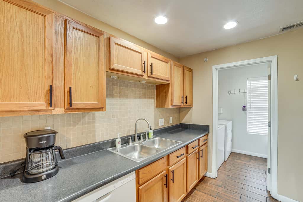 5 Mi to Silver Dollar City: Condo w/ Pool Access