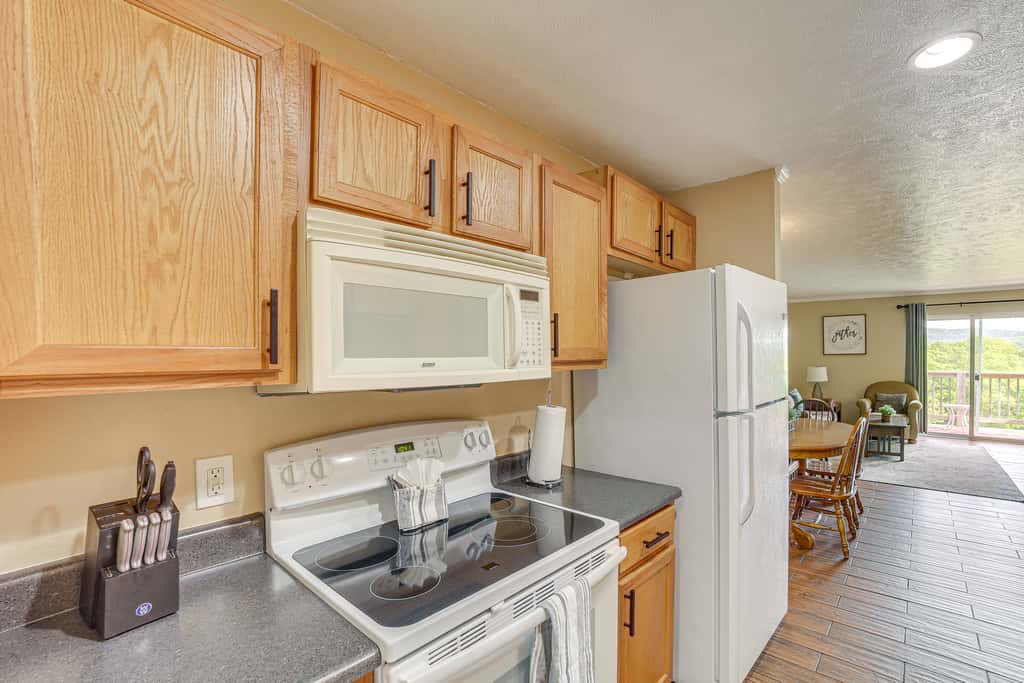 5 Mi to Silver Dollar City: Condo w/ Pool Access