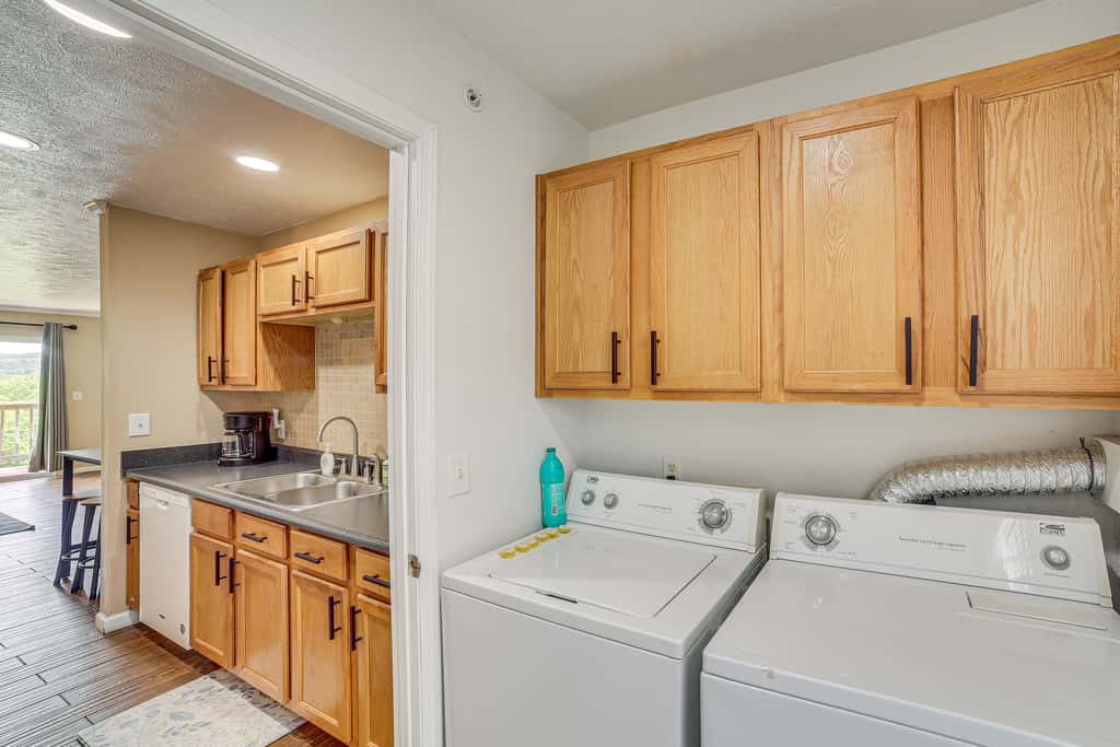 5 Mi to Silver Dollar City: Condo w/ Pool Access