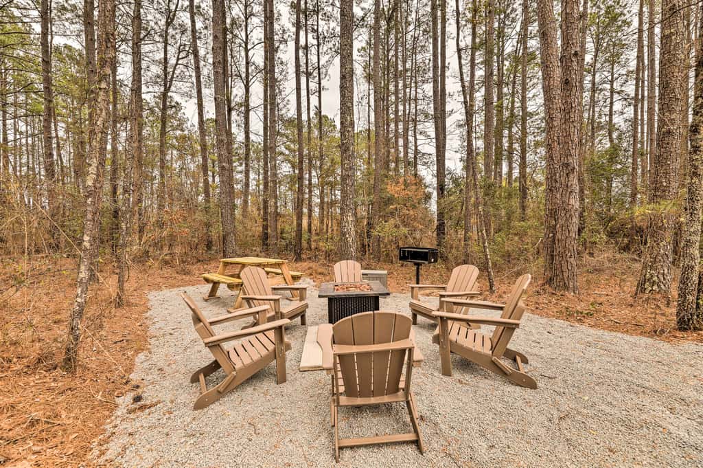 Charming New Bern Log Cabin - Pets Welcome!