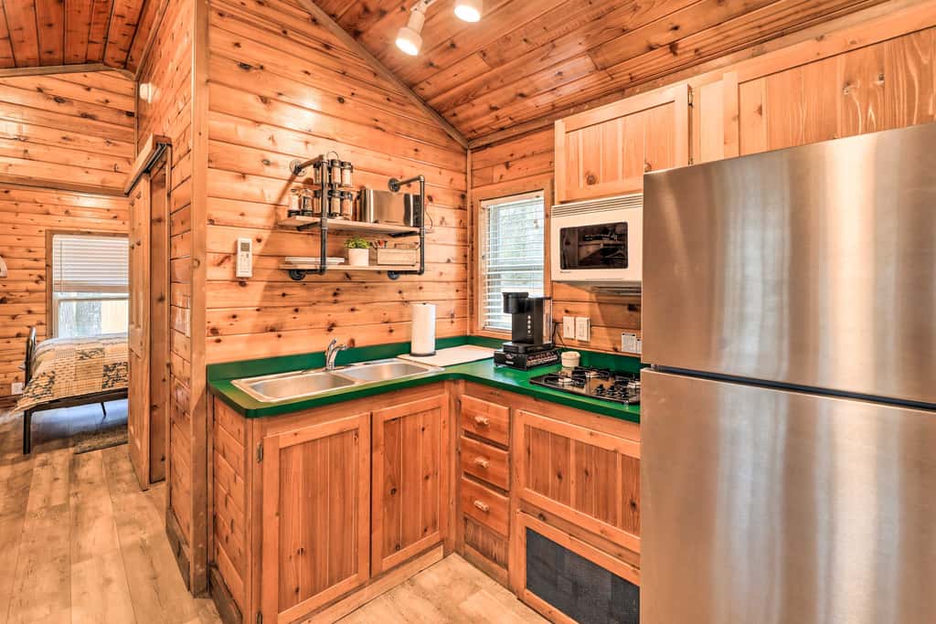 Charming New Bern Log Cabin - Pets Welcome!