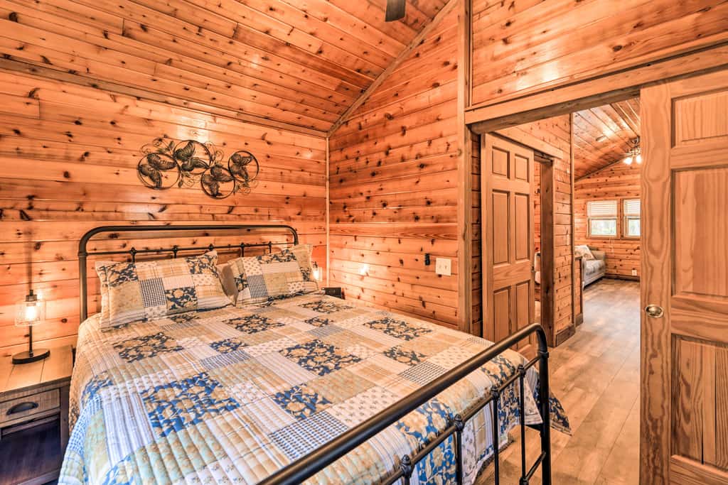 Charming New Bern Log Cabin - Pets Welcome!