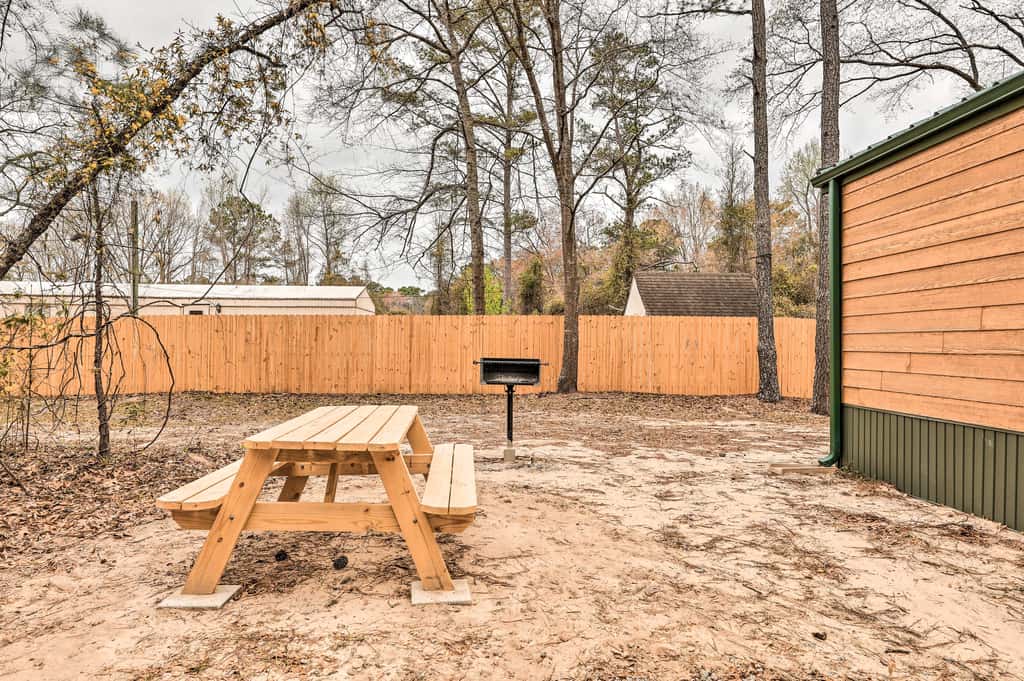Charming New Bern Log Cabin - Pets Welcome!