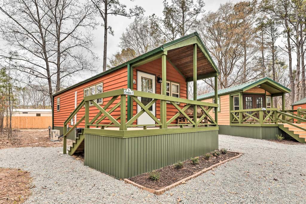 Charming New Bern Log Cabin - Pets Welcome!
