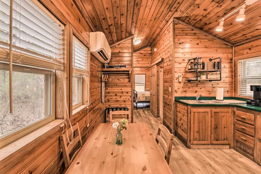 Charming New Bern Log Cabin - Pets Welcome!