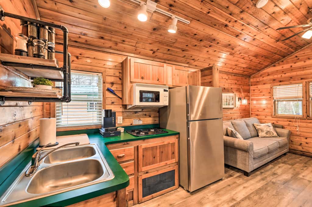 Charming New Bern Log Cabin - Pets Welcome!