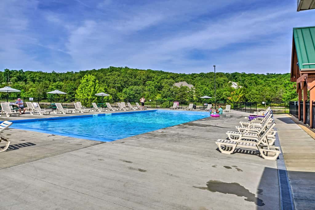 Ground-Floor Condo w/ Hot Tub & Golf Course View