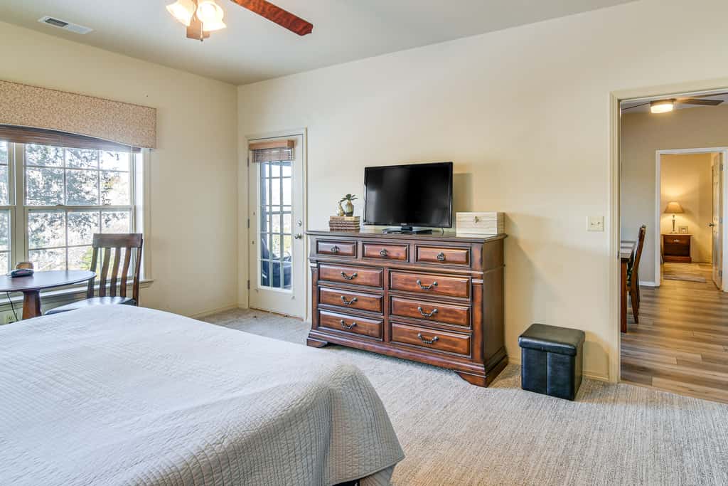 Ground-Floor Condo w/ Hot Tub & Golf Course View