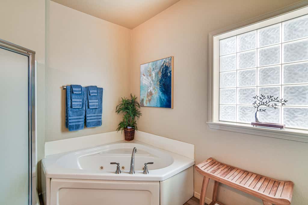 Ground-Floor Condo w/ Hot Tub & Golf Course View