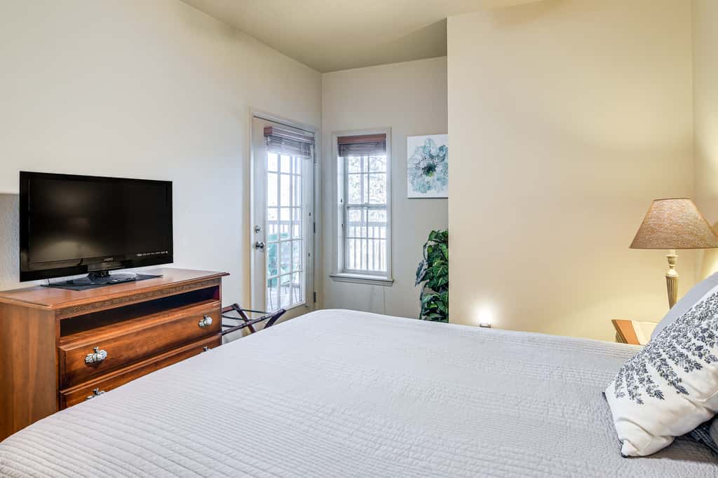 Ground-Floor Condo w/ Hot Tub & Golf Course View