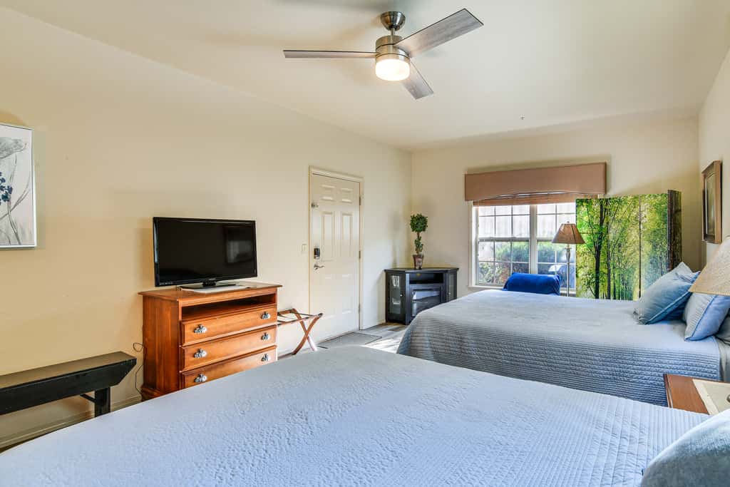 Ground-Floor Condo w/ Hot Tub & Golf Course View