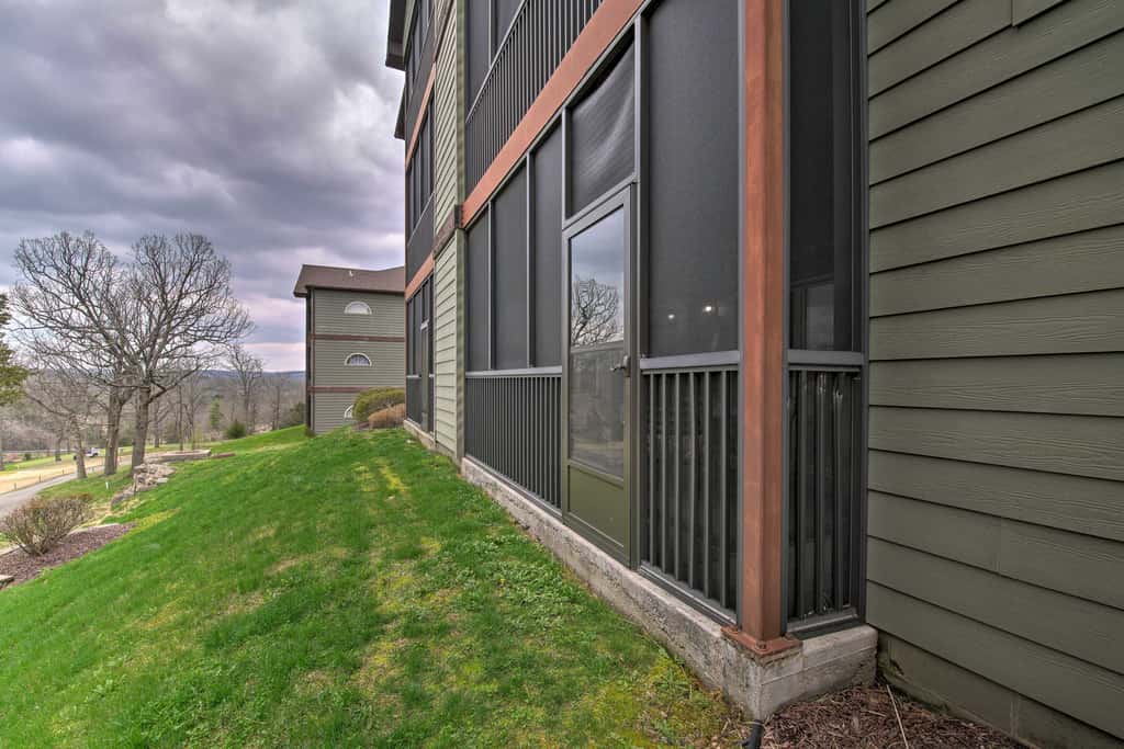 Ground-Floor Condo w/ Hot Tub & Golf Course View