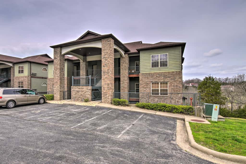 Ground-Floor Condo w/ Hot Tub & Golf Course View