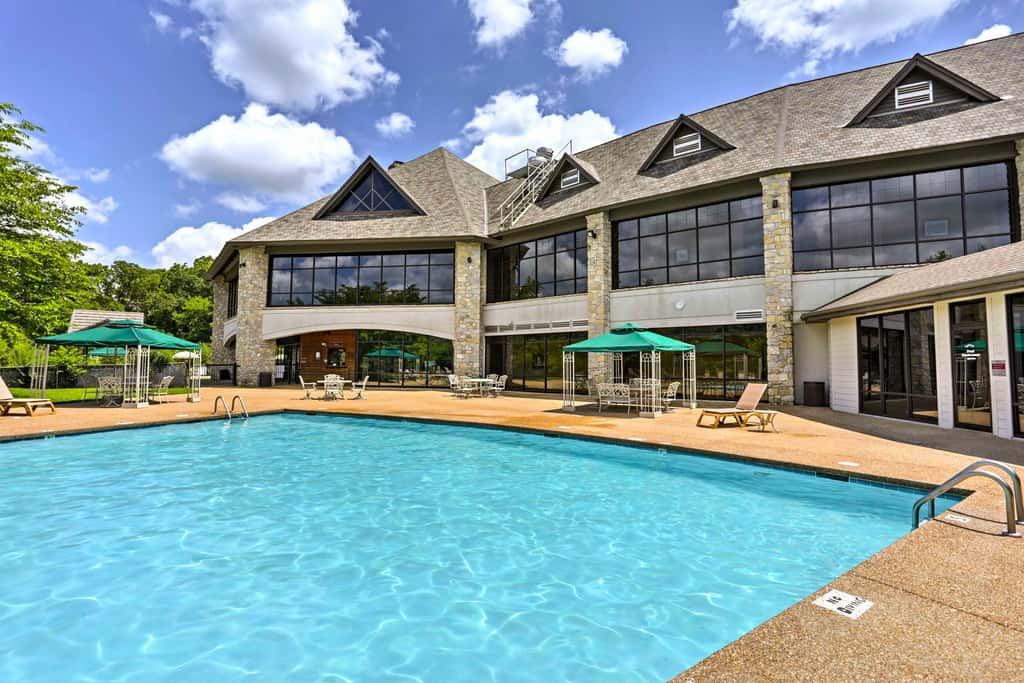 Ground-Floor Condo w/ Hot Tub & Golf Course View