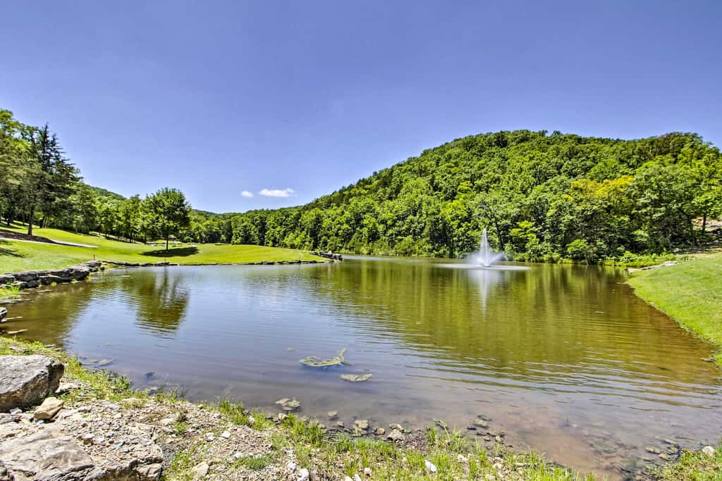Ground-Floor Condo w/ Hot Tub & Golf Course View