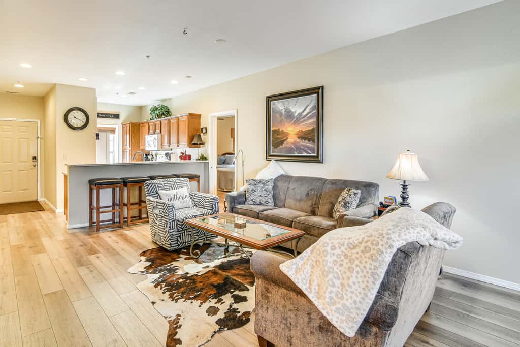 Ground-Floor Condo w/ Hot Tub & Golf Course View