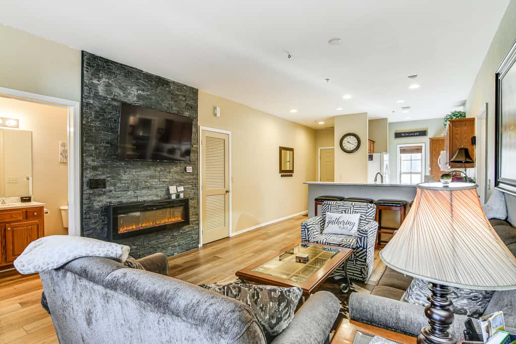 Ground-Floor Condo w/ Hot Tub & Golf Course View