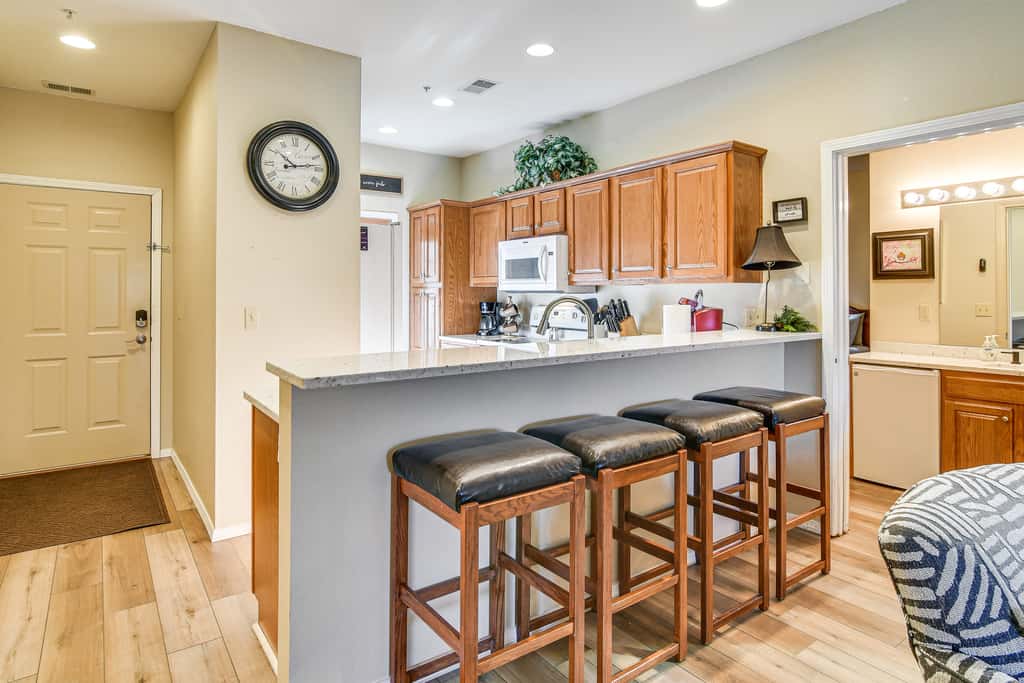 Ground-Floor Condo w/ Hot Tub & Golf Course View