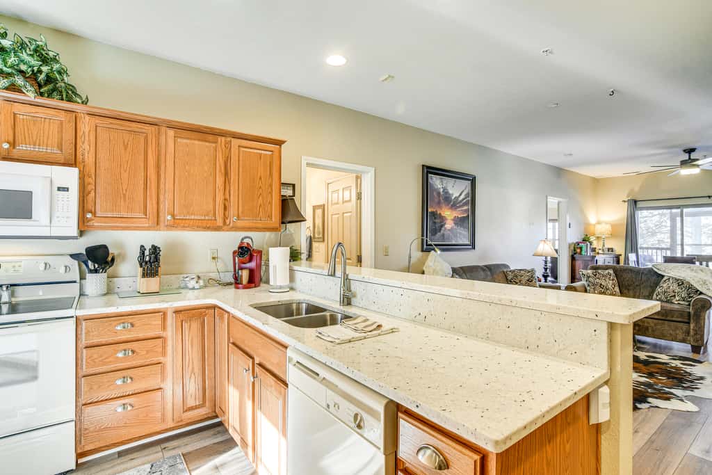 Ground-Floor Condo w/ Hot Tub & Golf Course View