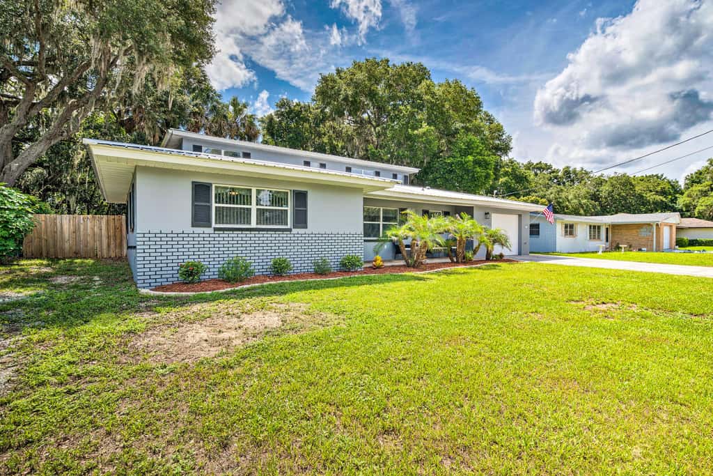 Hot Tub + Game Room: Crystal River Retreat!