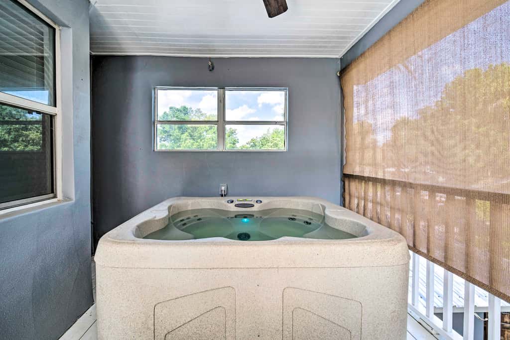 Hot Tub + Game Room: Crystal River Retreat!