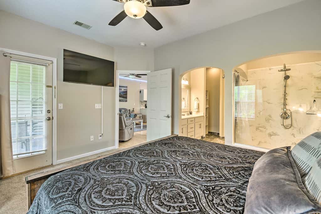 6 Mi to Branson Strip! Dog-Friendly Golf Condo