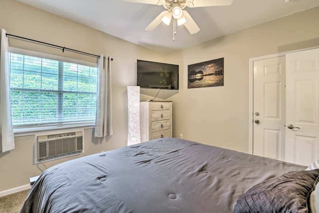 6 Mi to Branson Strip! Dog-Friendly Golf Condo