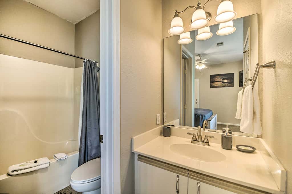 6 Mi to Branson Strip! Dog-Friendly Golf Condo